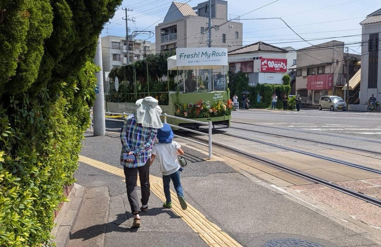 8年ぶりの広電「花電車」に遭遇！偶然の寄り道を楽しめる家族の良さ